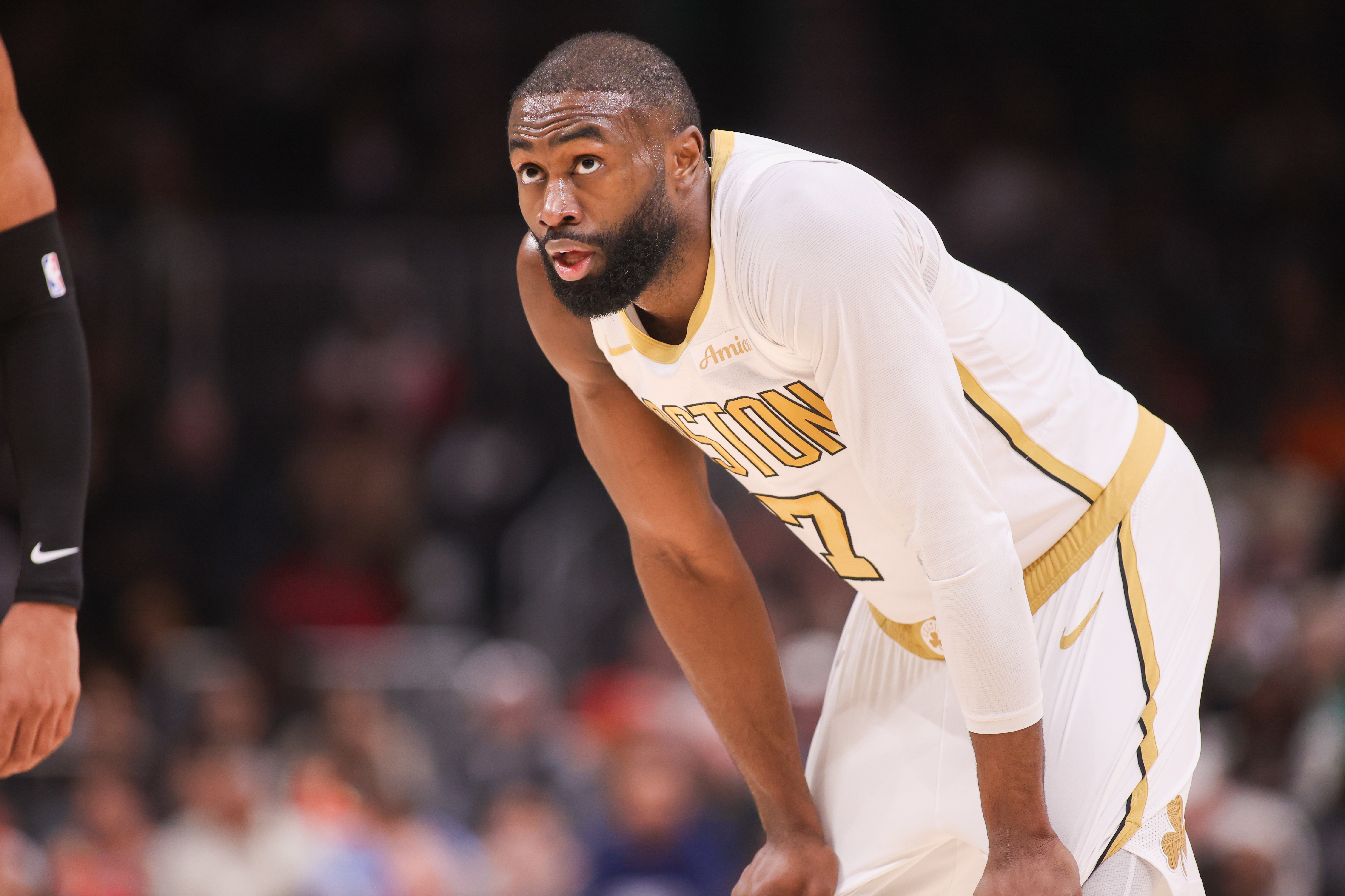 开云体育-三双到手！杰伦·布朗27中9拿到27分10板12助 三分10中4