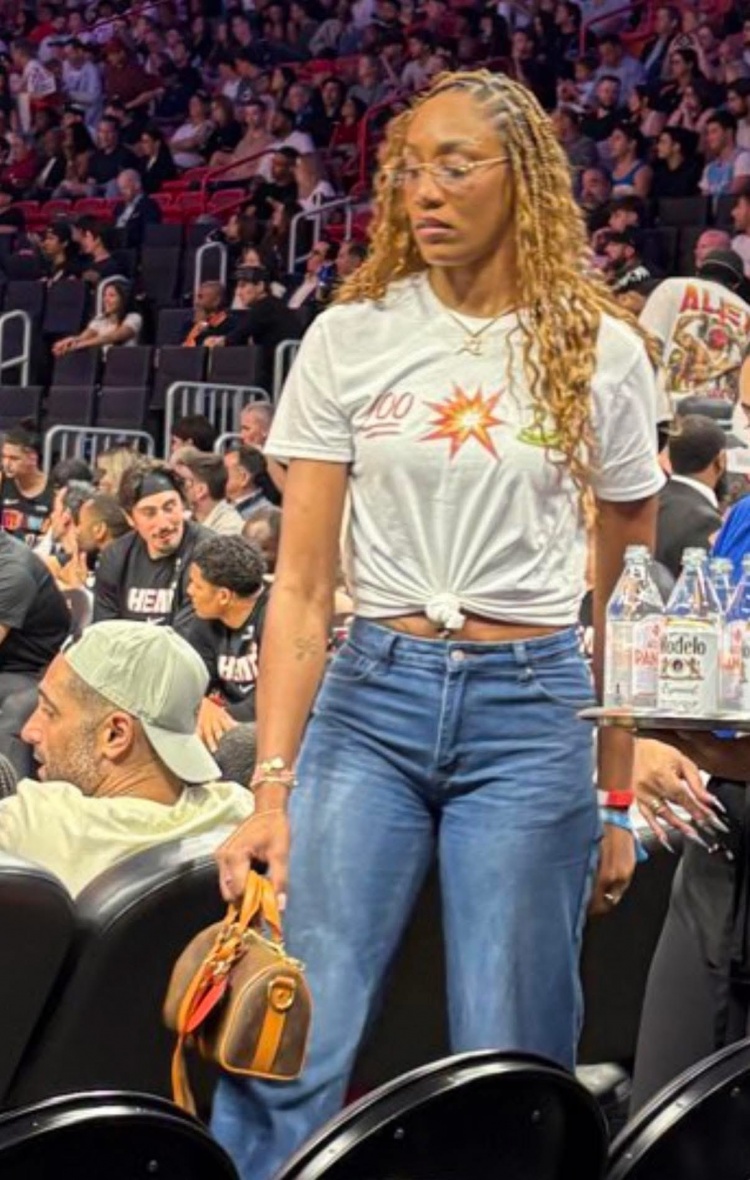 开云体育官网-声援男友！阿贾·威尔逊穿趣味T恤：张伯伦、阿德巴约、科比